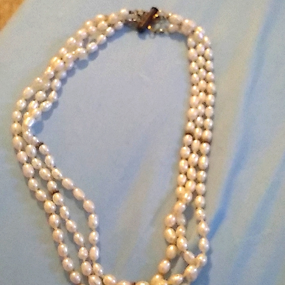 3 layered pearl necklace